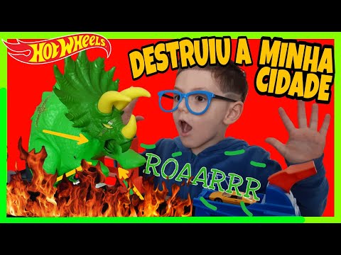 Triceratops destruiu HOT WHEELS CITY. O dinossauro verde mais feróz  da coleção com Miguelzinho !!!