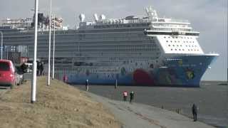 preview picture of video 'Arrival Norwegian Breakaway at the Eemshaven Netherlands on 14 March 2013.'
