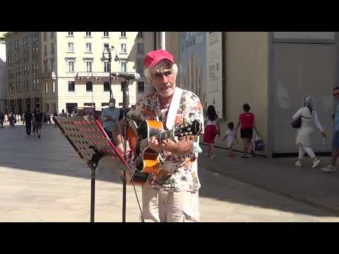 MILANO PIAZZA DEL DUOMO, 06 AGOSTO 2021 - CANTA IL CANTANTE E CHITARRISTA GIGI FOLINO CHE HA FATTO
