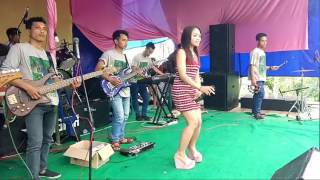 Download lagu Tak di sangka penyanyi ini terjatuh mp3