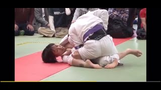 激しい寝技の攻防に会場が騒然！？白熱する試合に思わず観客も前のめりに…