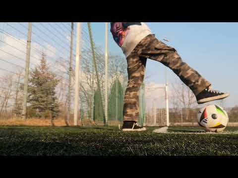 Czajos gra na orliku w piłke nożną