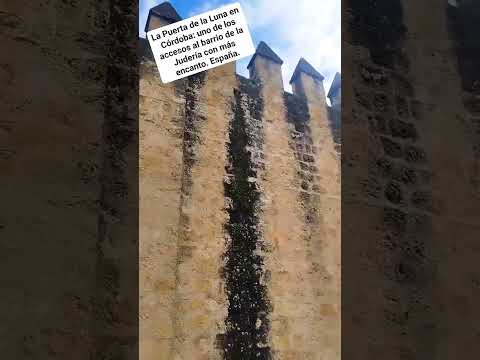 UNO DE LOS ACCESOS CON MÁS ENCANTO AL BARRIO DE LA JUDERÍA EN CÓRDOBA: PUERTA DE LA LUNA. España.