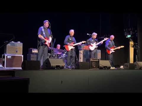 The 2 I’s coffee band- «Blue sky, Blue Sea, Blue Me»