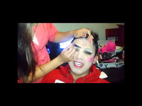 Castigo a Oscar por perder en el juego "uno"