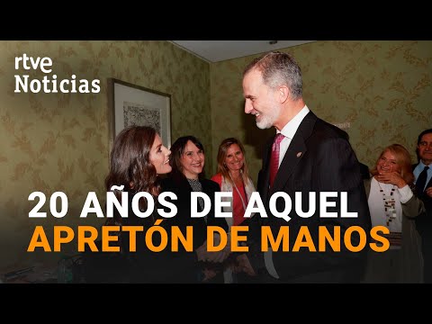 King Felipe and Queen Letizia recreate their friendly greeting on the RTVE set two decades later ...