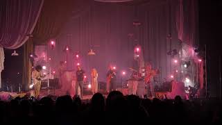 Zobacz, jak Hayley Williams wita Jenny Lewis i Julien Baker