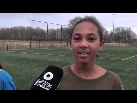 010nu - Meiden uit Overschie kunnen dankzij vrijwilliger voetballen bij een echte club