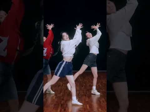 뉴진스 맥도날드 안무도 따라한 방시혁의 에일릿?…퍼포먼스 디렉터 2명의 인스스 보니