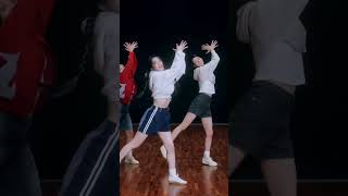 [閒聊] NewJeans表演總監IG發文稱ILLIT抄襲編舞！