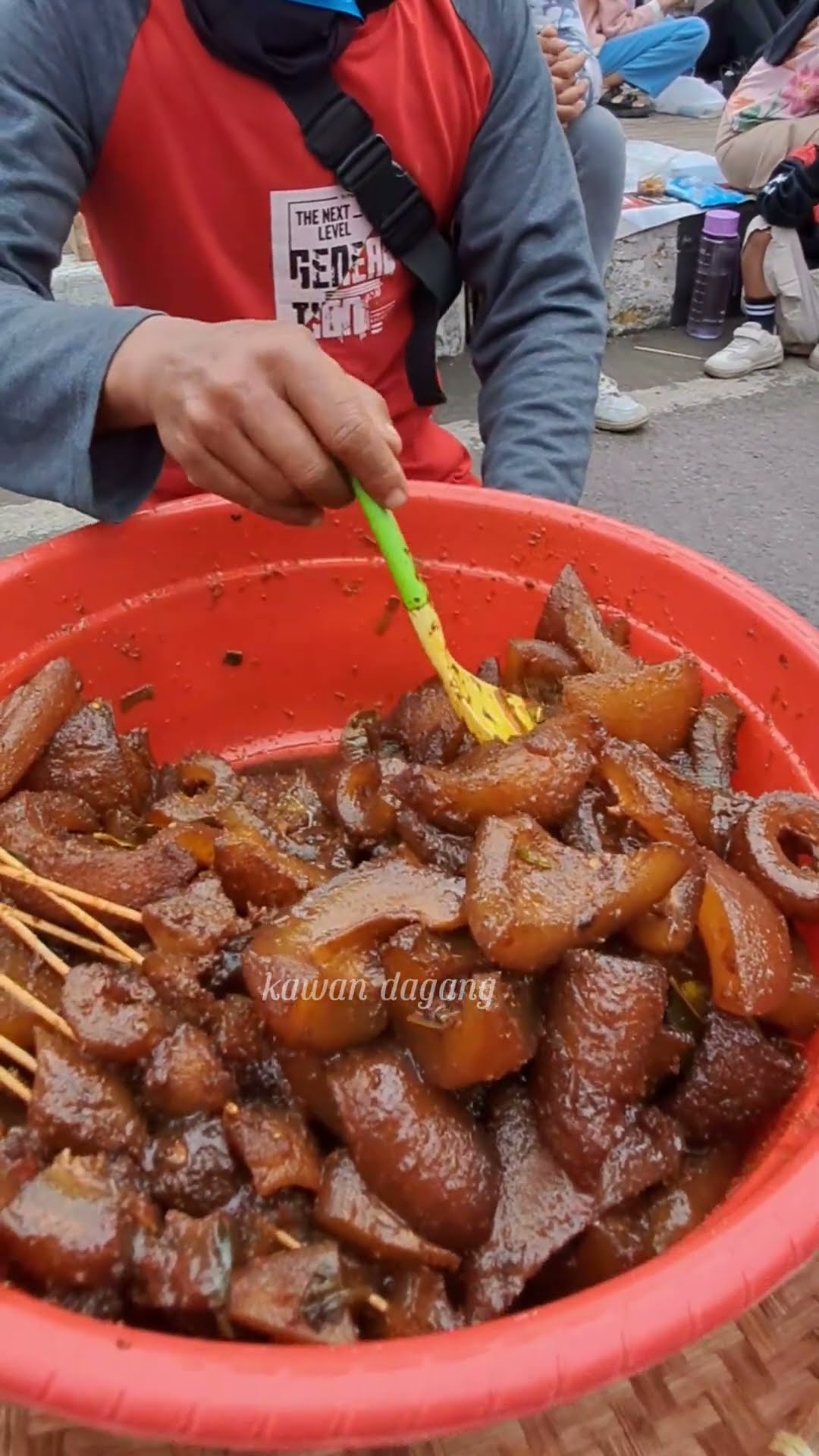 Mau jajanan murah meriah? Coba deh, mulai dari 2 ribuan per potong! 😋✨