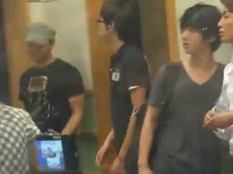 Super Junior waving bye to Open Studio at Sukira [www.keepvid.com].mp4