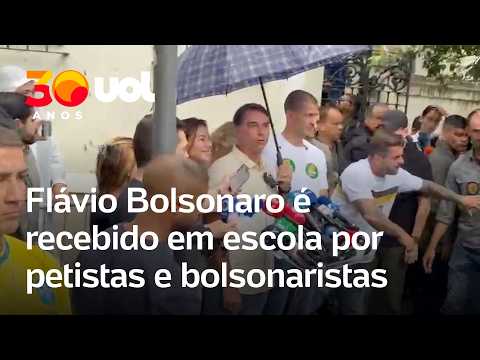 Flávio Bolsonaro (PL) chega para votar em escola do RJ e é recebido por petistas e bolsonaristas