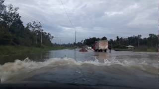 preview picture of video 'BANJIR... JALAN WARINGIN PANGKALANBUN'