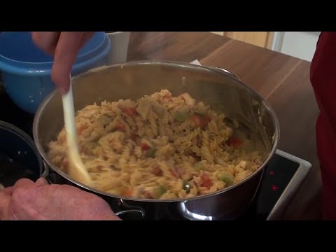 Rosi Oma kocht eine Nudelpfanne