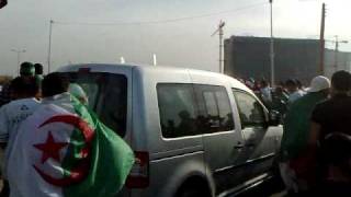 preview picture of video 'fête qualification algerie 2010 (Shahatta est mort) airoport d'alger'