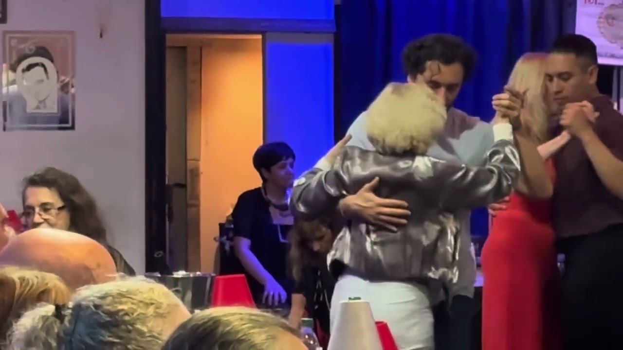 Video thumbnail for La Juan D’Arienzo & Fernando Rodas: Canzonetta. Champagne Tango. Buenos Aires. 12/30/2024