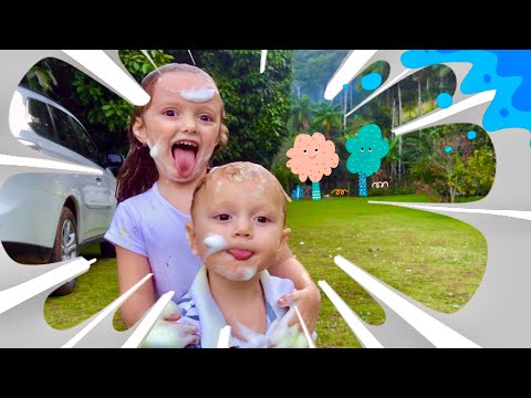 Guerra de espuma! Quarteto fantástico em vídeo infantil e brincadeira legal! Crianças brincando!