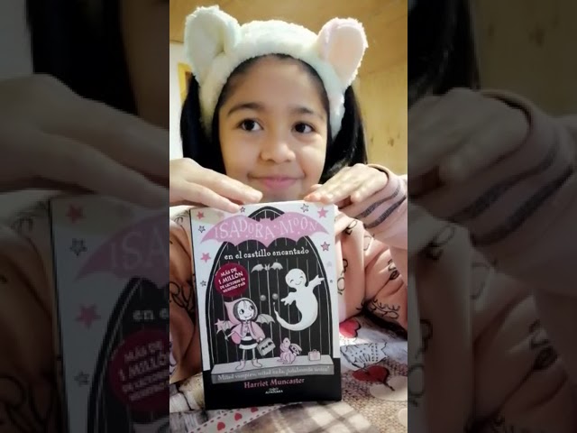 Vídeo relacionado con Isadora Moon va de excursión (Isadora Moon): Mitad vampiro, mitad hada, ¡totalmente única!
