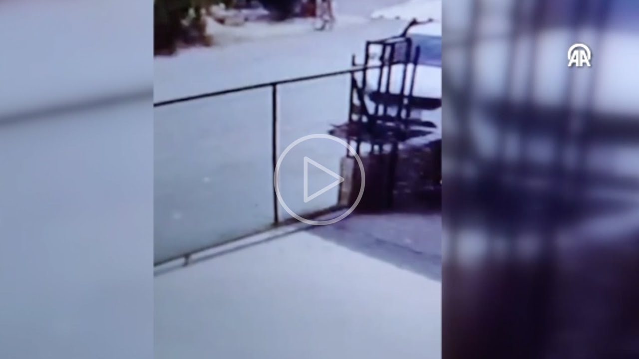 Antalya Serik’te 8 Yaşındaki Çocuğun Minibüsle Çarpıştığı Kaza Güvenlik Kamerasına Yansıdı
