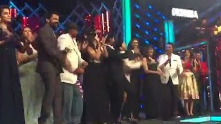 Shah Rukh Khan Performs LIVE On ‘Jabra Fan’