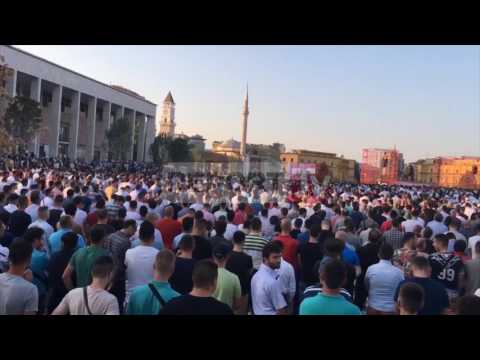 Besimtarët myslimanët kremtojnë  Bajramin në sheshin 'Skënderbej'