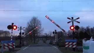 preview picture of video 'Spoorwegovergang De Haandrik/ Passage a Niveau/ Railroad-/ Level Crossing/ Bahnübergang'