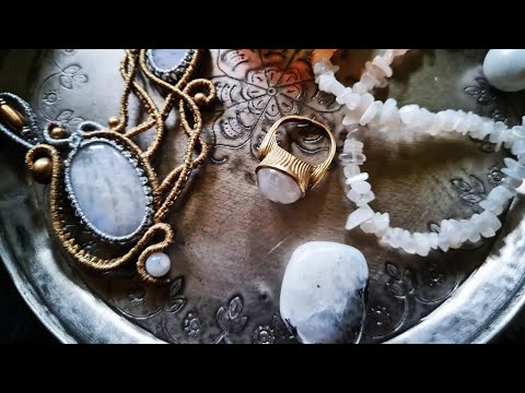 🌛💃🌜 So kraftvoll wirkt der Mondstein auf die Weiblichkeit 🌛💃🌜#weiblichkeit #monde #heilung #stein