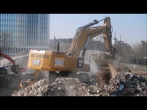 Bagger Cat 390F mit der Schaufel