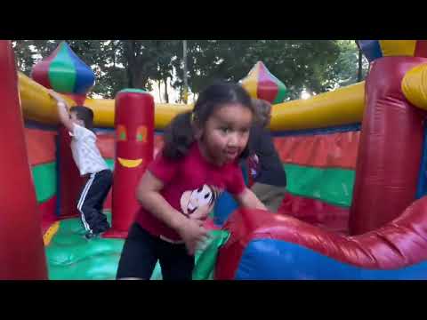 Noah e Isa brincando na Festa Junina do Parque Fracalanza em Guarulhos | ARRAIAL