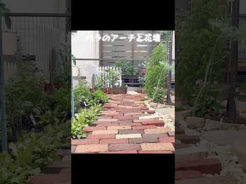 aménager-jardin-pente-dalles-pierre-plantes-couvre-sol