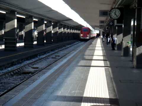 Eurostar Italia AV Frecciarossa "etr500" arriva alla stazione di Napoli C.le