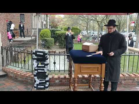 חלוקת דולרים להוספה בצדקה • ב' אייר תש"פ