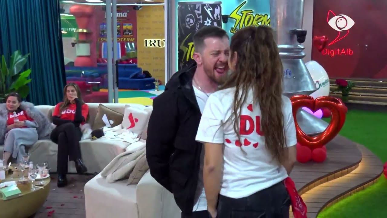 Tiri i këndon dhe puth Krisën, teksa kërcejnë nën ritmet Stand by Me