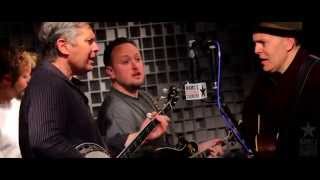 The Gibson Brothers - How Mountain Girls Can Love [Live at WAMU&#39;s Bluegrass Country]