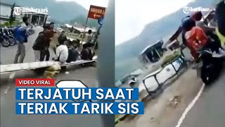 Download lagu Gara-gara 'Tarik Sis' Dua Wanita Jatuh dari Motor mp3 Download lagu Gara-gara 'Tarik Sis' Dua Wanita Jatuh dari Motor mp3