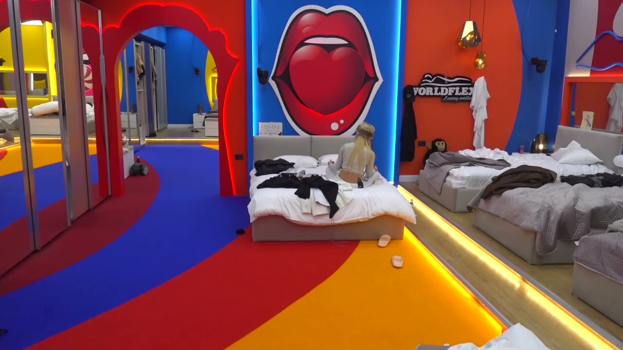 Dea pikturon me make up/ Luizi i kërkon një portret