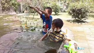 preview picture of video 'เด็กๆเล่นน้ำในสระบัว'