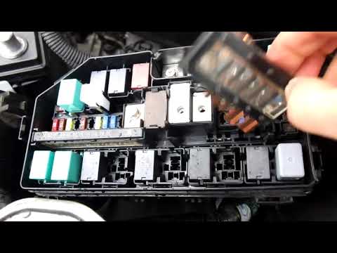 What Happens When You Connect a Car Battery Backwards / In Reverse - Car Won't Start - Blown Fuse