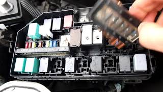 What Happens When You Connect a Car Battery Backwards / In Reverse - Car Won&#39;t Start - Blown Fuse