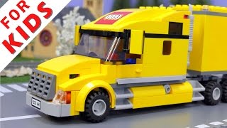 Download lagu LEGO City Truck 3221 Crash at a road crossing... mp3