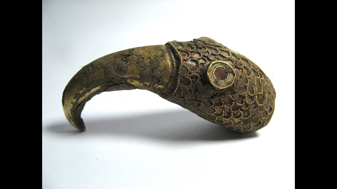 Saxon gold treasure as found gold ring and gold raven head - YouTube