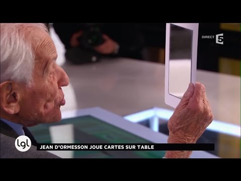 Jean D'Ormesson joue cartes sur table