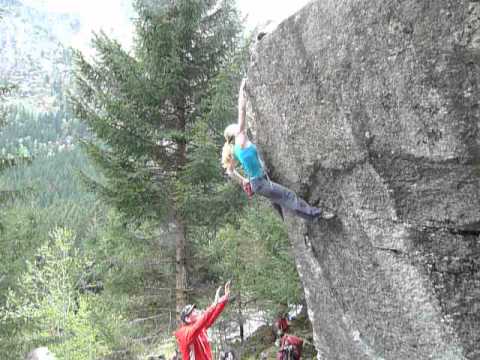 Melloblocco 2012 - Shauna Coxsey flashes Mellospigolo