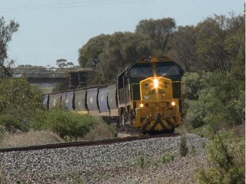 Pacific National Grain Train - Twin "XR class" locomotives - PoathTV Australian Trains