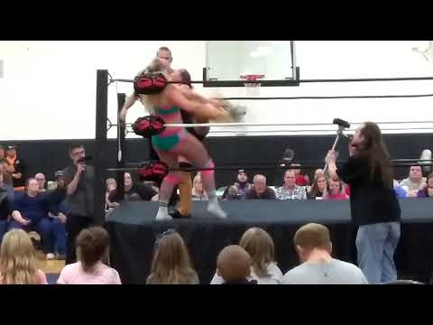 Randi West vs Laynie Luck .....EMERGE 11/4/17