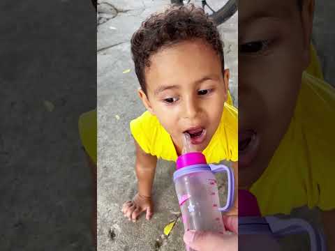 Os bebês querem mamadeira 🍼 #funny #shorts