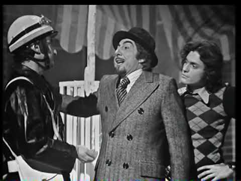 Gino Bramieri  nella scenetta del figlio che ha avuto un incidente