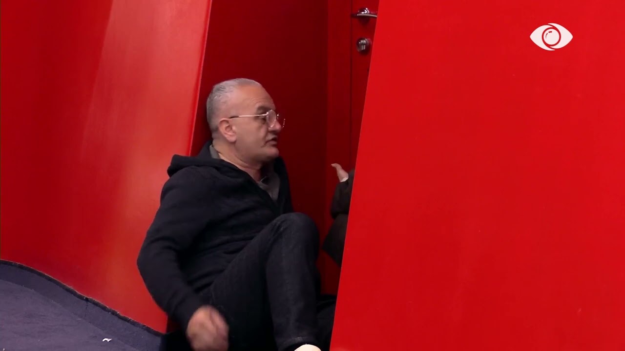 “I thashë po erdhi ai këtu dhe pishinën do e thaj”/ Artani bisedon me Rogertin