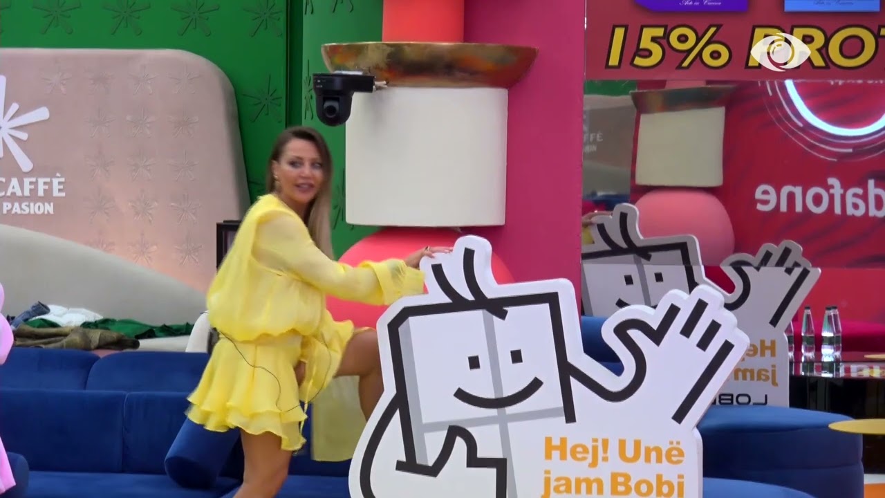 Sfida në shtëpi/ Gerta pozon për fotografinë e saj